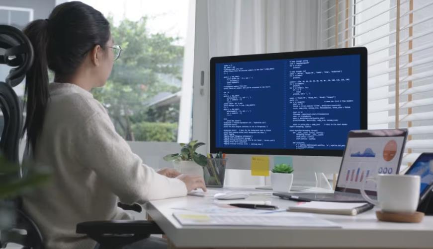 乐至县软件开发公司实战建议：网站赋能，为何必须接入支持机器人？